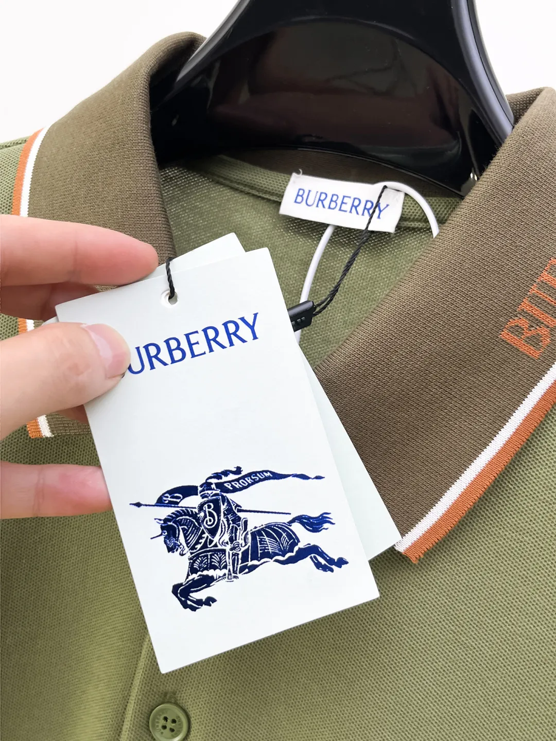 Burberry New Arrival Polo shirt, complete with three labels, original fabric, original customized accessories, official Same Style, made of 210g pure cotton pique fabric, customized same-tank dyed fabric, very comfortable and smooth to the touch, very wide and stylish, produced by the first-line brand Factory, imported Behringer embroidery machine, embroidery is full and textured, the collar rib is woven with imported yarn, does not deform after long-term wear, the most New Arrival style in spring and summer, fashionable and individual Super Versatile and good-looking. It is very suitable for both men and women. It is a must-have for everyone. Size: S-XXL